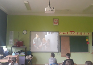 Zdjęcie przedstawia uczniów klas trzecich podczas oglądania przedstawienia teatralnego "Niebajka o Powstaniu Warszawskim".